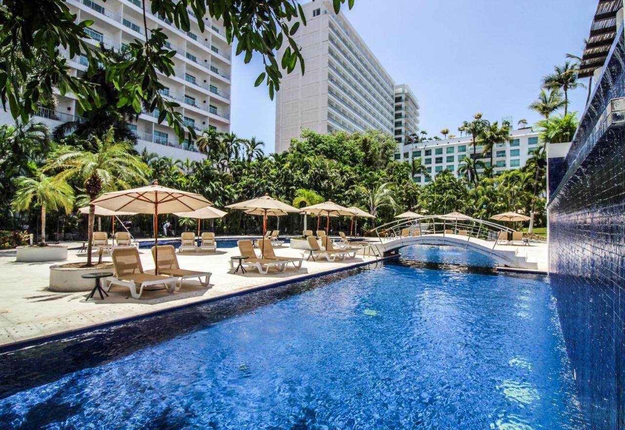 Emporio Acapulco Hotell Exteriör bild The pool at the hotel