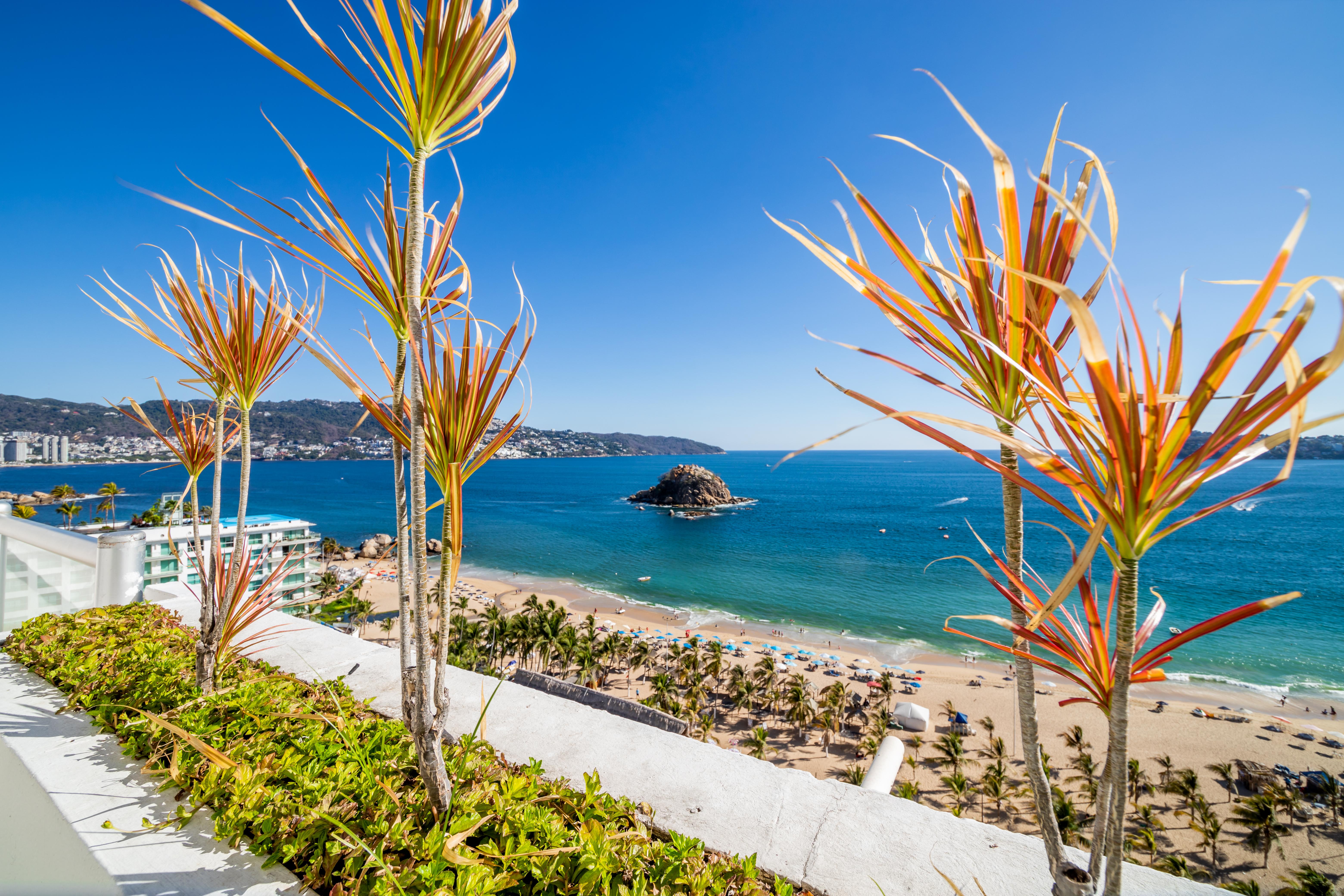 Emporio Acapulco Hotell Exteriör bild View of the beach from the hotel